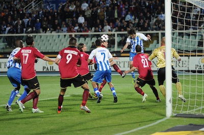 Pescara-Livorno 0-1 mischia in area