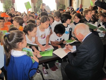 consegna libri di favole con scrittore Sakkis05