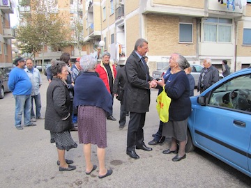 Albore Mascia e assessore Del Trecco con cittadini per riqualificazione Borgo Marino nord03
