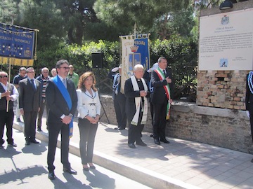 Albore Mascia su lapide muro dei bombardamenti03