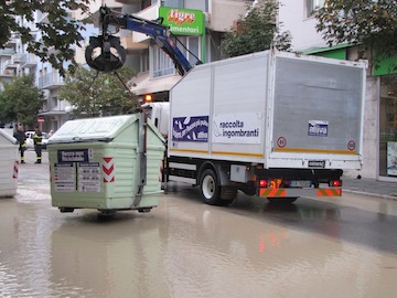 rottura odierna della condotta Aca in via Venezia01