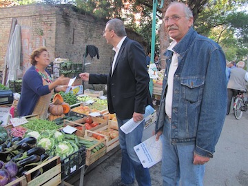 sindaco Albore Mascia e assessore Santilli presso il mercato strada-parco01