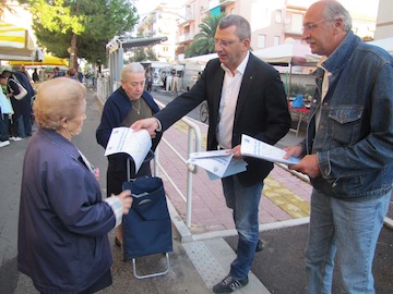 sindaco Albore Mascia e assessore Santilli presso il mercato strada-parco02