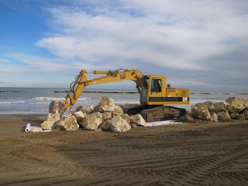 lavori di installazione delle scogliere sulla riviera di Porta Nuova02
