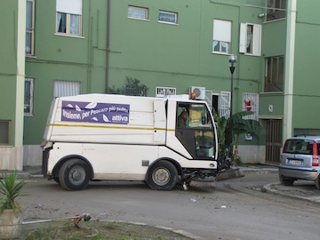 maxi-pulizia rione Ina Casa-via D'Avalos con assessore Del Trecco01