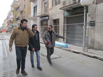 sopralluogo assessore Fiorilli su cantiere via Firenze per prima gettata di cemento01