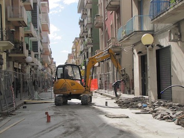 sopralluogo assessore Fiorilli su cantiere via Firenze per prima gettata di cemento03