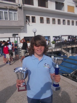 Riccardo Mancini con le coppe vinte a Taranto