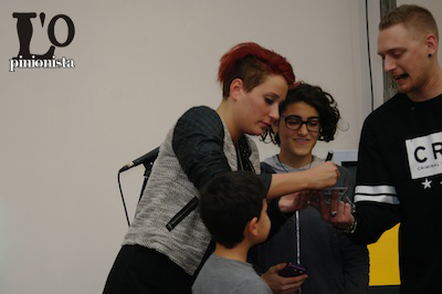 Greta-firma-autografi-ai-fans