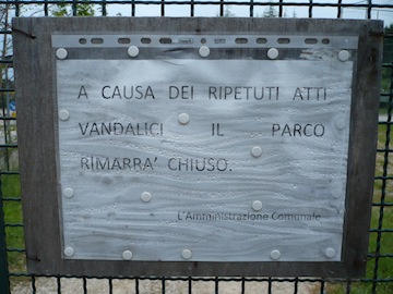 avviso atti vandalici parco Viale Petruzzi