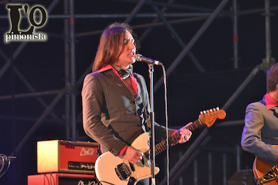 Manuel Agnelli voce e chitarra