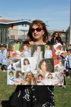 LA coordinatrice Daniela Di Massimo con il collage di foto