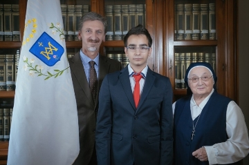 Mario Cirillo con il preside Gianfranco Zazzara e la direttrice Madre Candida Guardiani