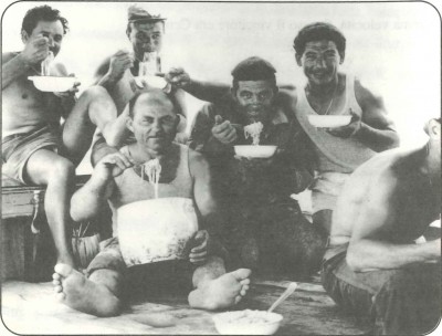 Foto di gruppo per i marinai mentre mangiano.
