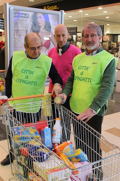 Il Natale pagato, i volontari raccolgono i prodotti