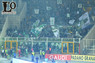 giocatori dell'Avellino sotto la curva dei tifosi