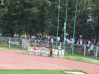 giocatori del Fano sotto la curva a fine gara