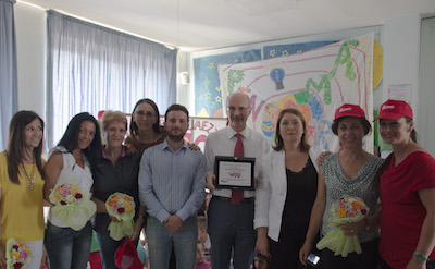 Il Dirigente Scolastico Ettore D'Orazio con la targa ricordo dell'iniziativa