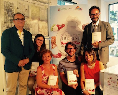 libro_giammaria_de_paulia_in_piedi_a_destra_con_sostenitori_e_collaboratori_del_progetto_editoriale