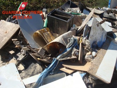 Discarica abusiva a Spoltore sul fiume Pescara