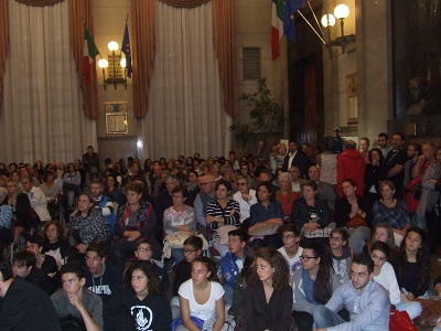 bagno di folla a incontro con Don Ciotti