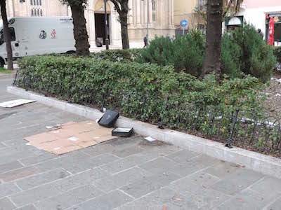 foto cartoni-giacigli stesi in piazza1foto cartoni-giacigli stesi in piazza1