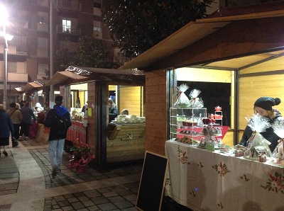 Montesilvano, mercatino in Piazza Diaz - casette natale