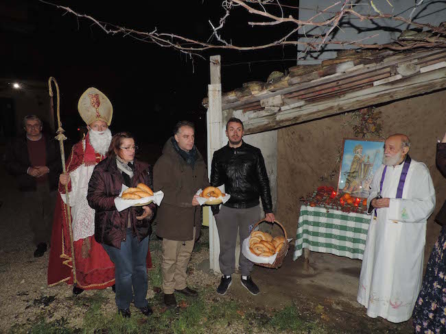 foto-benedizione-pani3-con-san-nicola