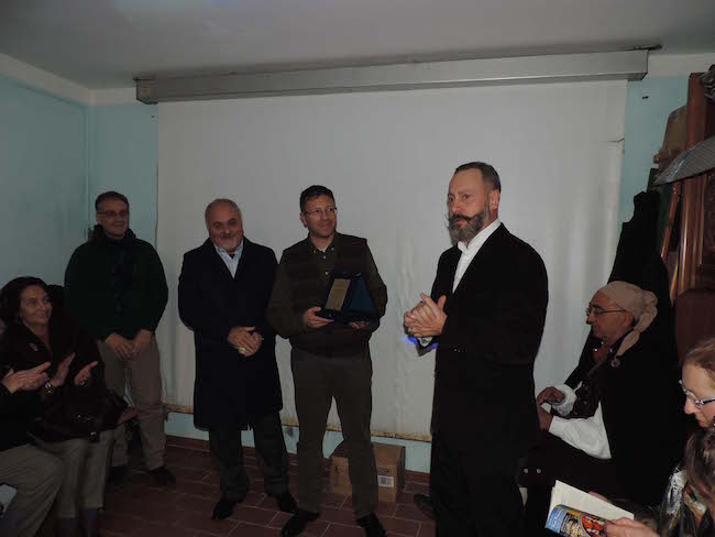 foto-consegna-targa-allo-scrittore-ferrari