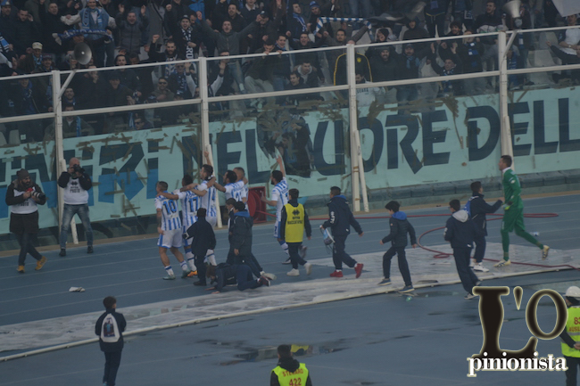 Pescara-Bari 3-1 giocatori sotto la curva a fine partita