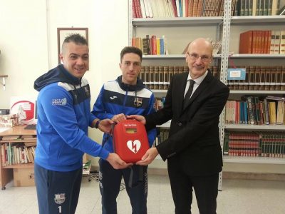 Chieti, l'Acqua&Sapone dona un defibrillatore alla scuola media "Mezzanotte"
