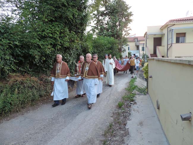 foto-della-confraternita-in-processione-con-statua-san-giovanni2