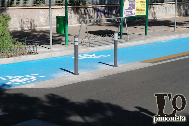 pista ciclabile via regina Margherita paletti