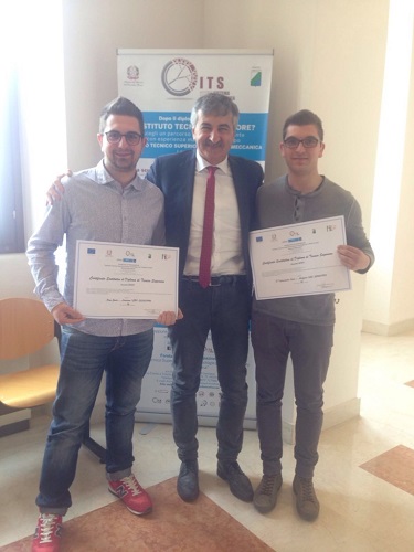 il-presidente-candeloro-con-due-diplomati-its