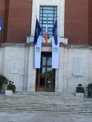 ingresso-comune-pescara-con-striscione-per-il-si