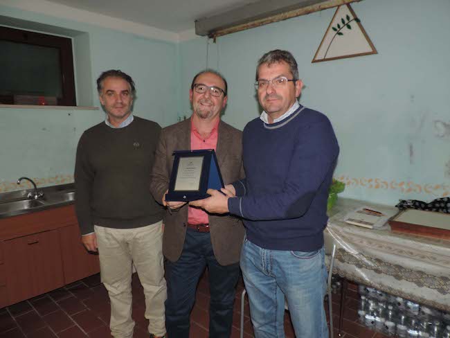 foto-consegna-targa-a-cimini