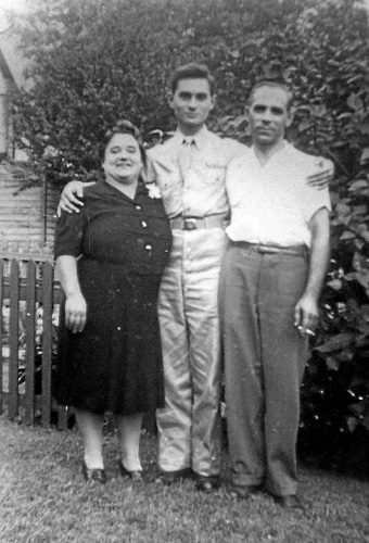 Anthony Tony Marchione, prima di partire per la Guerra, con mamma e papà
