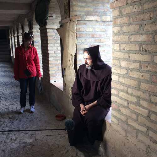 milo-vallone-in-fra-pietro-e-cecilia-prosperi-nei-panni-di-paola-giornalista