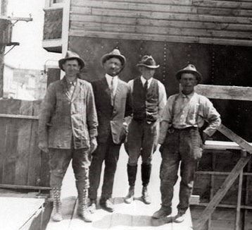 Leopoldo “Leo” Mascioli, secondo da sinistra, su uno dei suoi tanti cantieri