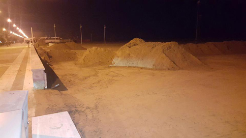 lavori di ripulitura dalla sabbia