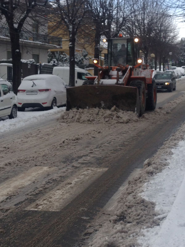 mezzi all'opera a Pescara colli per la neve