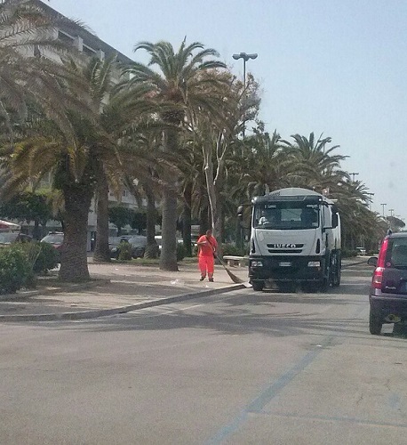 spazzamento sul lungomare a Giulianova