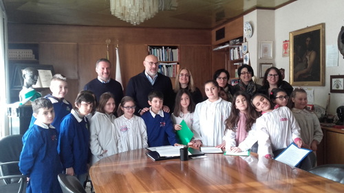 Il Sindaco con gli alunni della Scuola Corradi