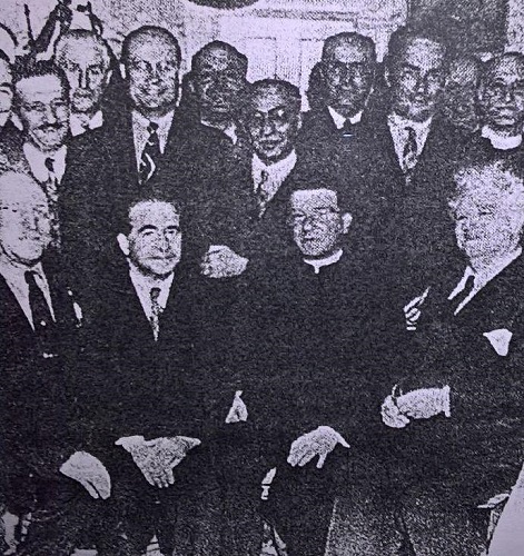 Nicola Orlando Berardinelli (secondo da sinistra tra i seduti) con i componenti della “Denver Grand Opera Company”