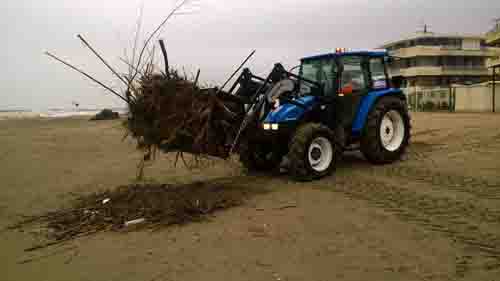 Pescara pulizia battigia dai detriti