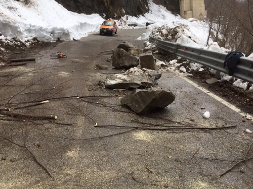 SS80 Anas- rimozione massi franati statale 80