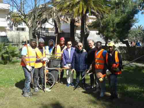 GLI OSPITI EXTRACOMUNITARI DEL FELICIONI AL LAVORO NELLA PINETA SAVINI