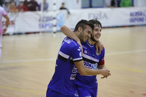 Capitan Murilo abbraccia De Oliveira autore del terzo gol