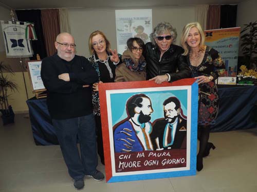 Foto di gruppo con donazione dipinto