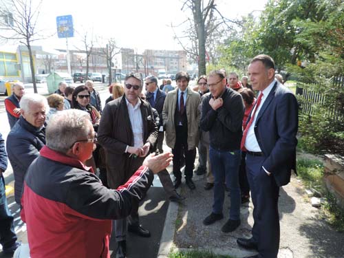 Foto protesta cittadini con sindaco e ingegner Rossi